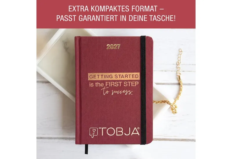 TOBJA Taschenkalender Taschenkalender 2027 A6 Bordeaux Goldprägung 1 Woche 2 Seiten FSC, Goldfolienprägung, 2 Lesebändchen, Gummiband, FSC, A6, Rot, – Produktbild 4 von 5