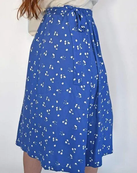 Aatise Aatise Midi-Wickelrock Zuny blauer Blümchen-Druck aus EcoVero, Blau, – Produktbild 3 von 3