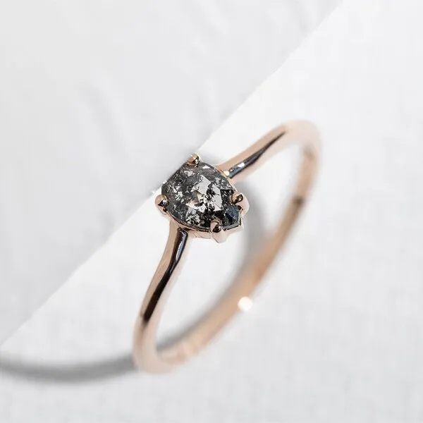 Eppi Eppi Verlobungsring mit Salt and Pepper Diamant in Birmenform Roisin – Produktbild 3 von 4