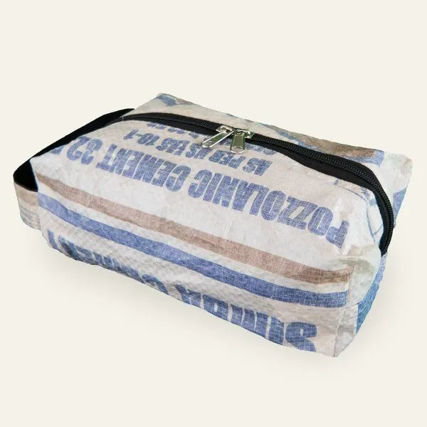 Nyuzi Blackwhite Nyuzi Blackwhite Kulturbeutel aus altem Zementsack, Blau simba cement, – Produktbild 1 von 4