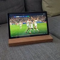 Baumkrone Baumkrone Eleganter Tablet-Ständer aus Eichenholz – Produktbild 1 von 1