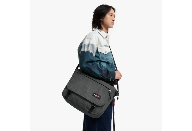 Eastpak Eastpak Messenger Bag Delegate +, Umhängetasche, Schultertasche mit Trolleygurt und 17" Laptopfach, Schwarz, – Produktbild 1 von 4