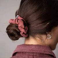 Vresh Clothing Vresh Clothing Ava - Scrunchie aus Biobaumwolle, Hibiskus, – Produktbild 1 von 1