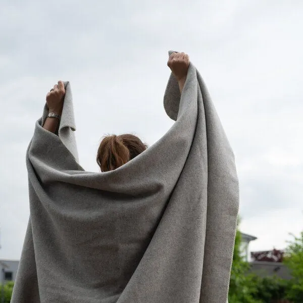 mio eco mio eco Große rustikale Kuscheldecke Elbwolle, Grau, – Produktbild 2 von 4