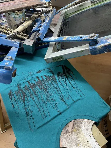 Peaces.bio - handbedruckte Biomode Peaces.bio - handbedruckte Biomode Lieber Wieder Shirt Woodland Damen, Hellgelb, – Produktbild 3 von 3