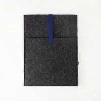 matilda k manufaktur matilda k. manufaktur Minimalistische Laptophülle aus Wollfilz 'max' mit Einsteckfach | für MacBook |Air| Pro 13|14|15|16 Zoll, Anthrazit-dunkelblau, – Produktbild 1 von 1