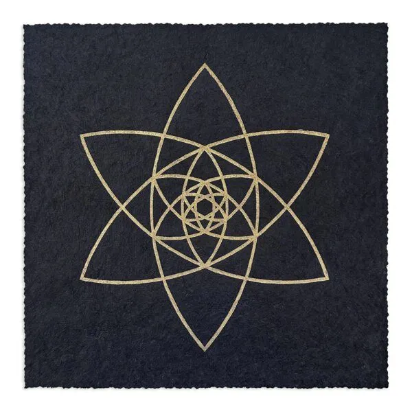 Veskor Cassiopeia Veskor Cassiopeia BLÜTEN DER LIEBE Heilige Geometrie Linoldruck | 22 × 22 cm | Gold auf Schwarz – Produktbild 1 von 4