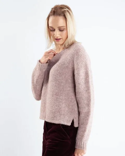Alma & Lovis Alma & Lovis Pullover mit V-Ausschnitt aus Suri-Alpaka | Suri V-Neck Pullover, Rosa, – Produktbild 3 von 4