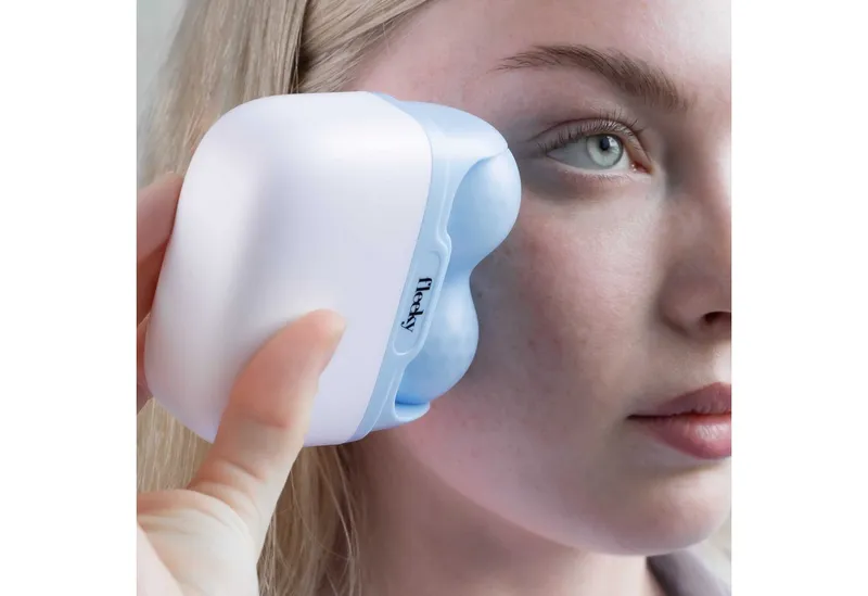 fleeky Gesichtsmassagegerät Ice Roller – kühlend & straffend für unterwegs, 1-tlg., Bei Augenringen, müder Haut & Stress – vegan & tierversuchsfrei – Produktbild 2 von 4