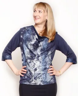 Peaces.bio - handbedruckte Biomode Peaces.bio - handbedruckte Biomode Wasserfallshirt Bachgeflüster in Navy – Produktbild 1 von 1