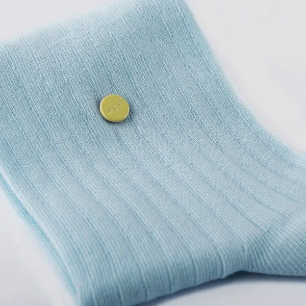 wysf. | what you stand for. wysf. | what you stand for. Socken, Rippenstrick mit Knopf, Bio-Baumwoll-Mix, Blau (hellblau), – Produktbild 1 von 4