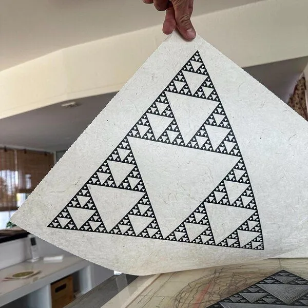 Veskor Cassiopeia Veskor Cassiopeia SIERPINSKI DREIECK Heilige Geometrie Linoldruck | 40 x 40 cm | Schwarz auf Naturweiß – Produktbild 4 von 4