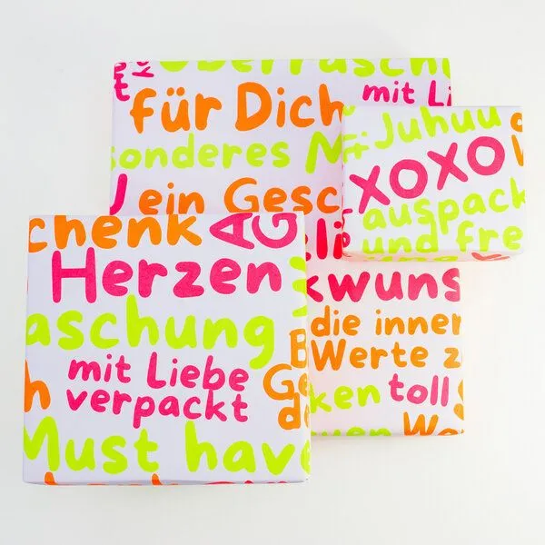 Bow & Hummingbird Bow & Hummingbird Geschenkpapier "Mit Liebe verpackt" aus Recyclingpapier – Produktbild 3 von 8