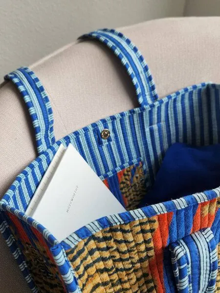 Haus of Namaste Haus of Namaste Wendbare Tasche aus Baumwollsamt | Gesteppter Designer-Look | Tibetisches Tigermotiv in Blau und Rot | Vegane Farben, fair und ethisch produziert – Produktbild 4 von 4