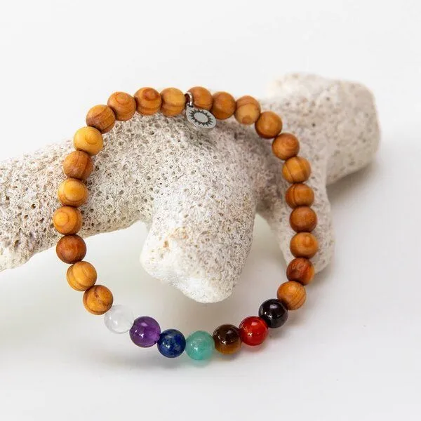 Divasya Divasya Minimalistisches 7 Chakren Armband mit Edelsteinen & Sandelholz – Produktbild 4 von 4
