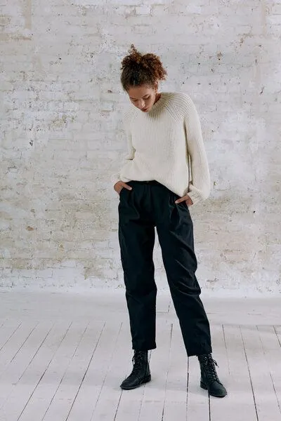 Jyoti - Fair Works Jyoti - Fair Works Bio-Baumwoll Bundfaltenhose Vishraam, Schwarz, – Produktbild 1 von 4