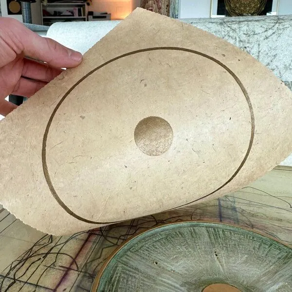 Veskor Cassiopeia Veskor Cassiopeia CENTRAL ORBIT Linoldruck | 22 × 22 cm | Gold auf Rosenholz – Produktbild 2 von 4