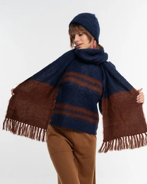 Alma & Lovis Alma & Lovis Flauschiger Strickschal aus gebrushter Alpakawolle | Brushed Scarf, Navy (blau-braun), – Produktbild 2 von 4