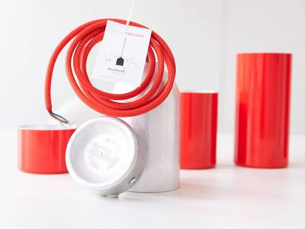 werkvoll by Lena Peter werkvoll by Lena Peter Recycling Baldachin aus alten Feuerlöschern - Deckenabhängung für Leuchten FIRE, Rot, – Produktbild 4 von 4