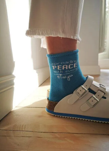 SPARKLES OF LIGHT SPARKLES OF LIGHT SPREADING PEACE Unisex Plüschsocken aus Biobaumwolle, Blau, – Produktbild 4 von 4