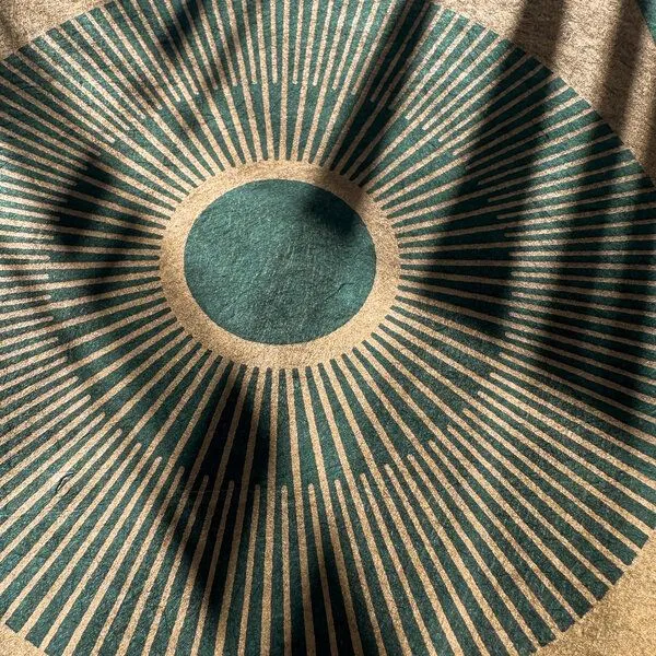 Veskor Cassiopeia Veskor Cassiopeia CENTRAL SUN SQUARE Sonnen Linoldruck | 22 × 22 cm | Bronze auf Smaragdgrün – Produktbild 4 von 4
