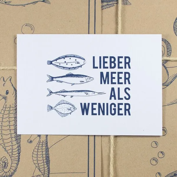 Bow & Hummingbird Bow & Hummingbird Postkarte Lieber Meer als weniger – Produktbild 1 von 3