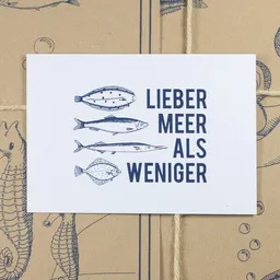 Bow & Hummingbird Bow & Hummingbird Postkarte Lieber Meer als weniger – Produktbild 1 von 1