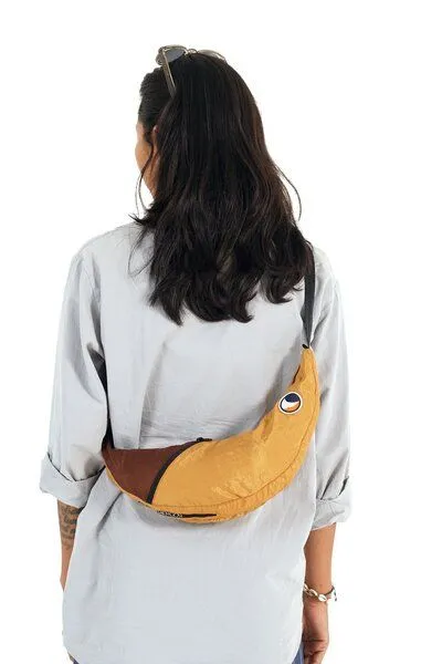 Ticket to the Moon Ticket to the Moon upcycled Bauchtasche/Crossbody Umhängetasche "Sling Bag", Sand-schokolade, – Produktbild 2 von 4