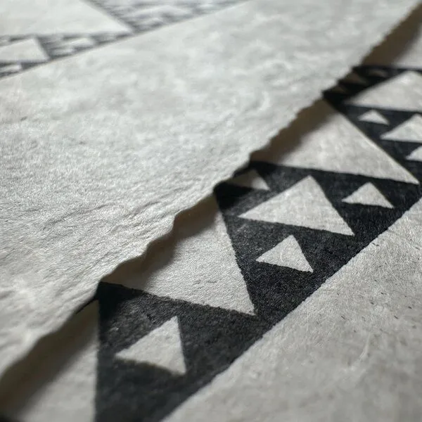 Veskor Cassiopeia Veskor Cassiopeia SIERPINSKI DREIECK Heilige Geometrie Linoldruck | 40 x 40 cm | Schwarz auf Naturweiß – Produktbild 2 von 4