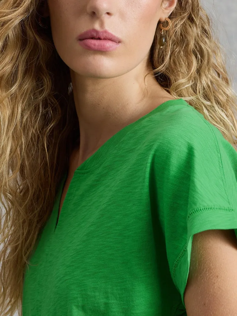 White Stuff T-Shirt Nelly mit Keilausschnitt - 38, Leuchtend grün, – Produktbild 3 von 4