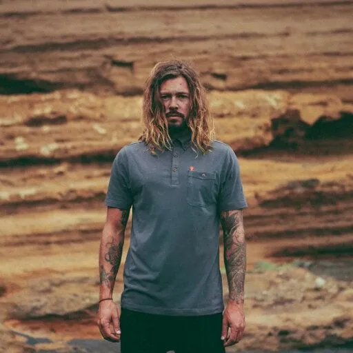 The Driftwood Tales The Driftwood Tales Rotes Poloshirt / Graues Poloshirt / Graues Poloshirt mit DRIFTWOOD emblem, Grau+emblem, – Produktbild 4 von 4