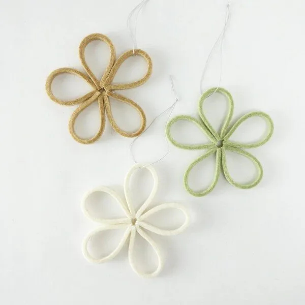 matilda k. manufaktur matilda k. manufaktur minimalistische zarte Filzblüten 'flora' – zeitlose Dekoration in vielen wunderschönen Farben, Karamell | salbei | wollweiss, – Produktbild 1 von 4