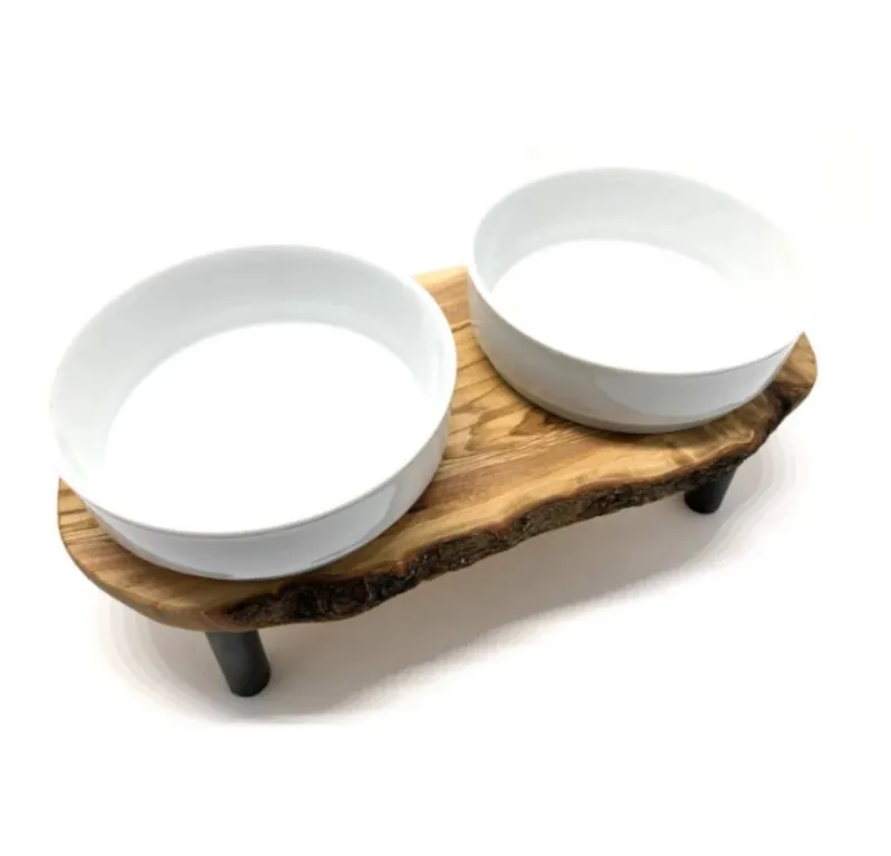 Olivenholz erleben Olivenholz erleben Futterstation erhöht, 2-in-1 Futter- & Trinkstation RUSTY PLUS, 2x 0,9 l Schalen, Porzellan, Gesunde Haltung beim Fressen & Trinken durch erhöhte Schalen – Produktbild 1 von 5