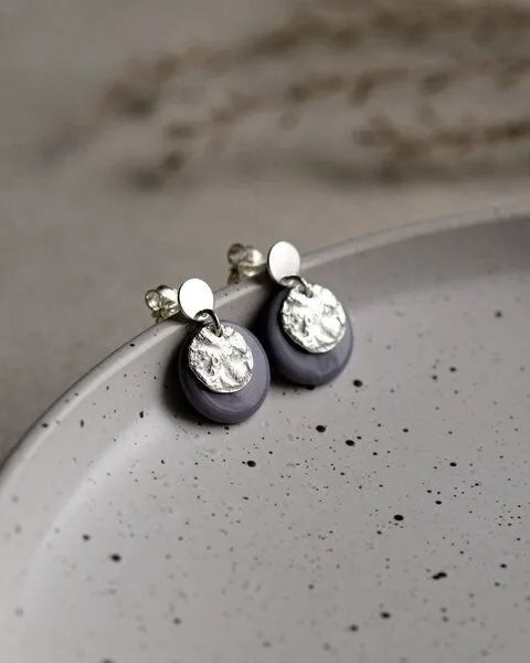 lille mus lille mus Ohrstecker 'Mondplättchen' aus Porzellan und 925 Silber, Lila, – Produktbild 2 von 6