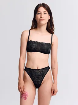 erlich textil erlich textil Fluid Lace High Waist Brazil String mit Spitze aus recyceltem Polyamid, made in Europe – Produktbild 1 von 1