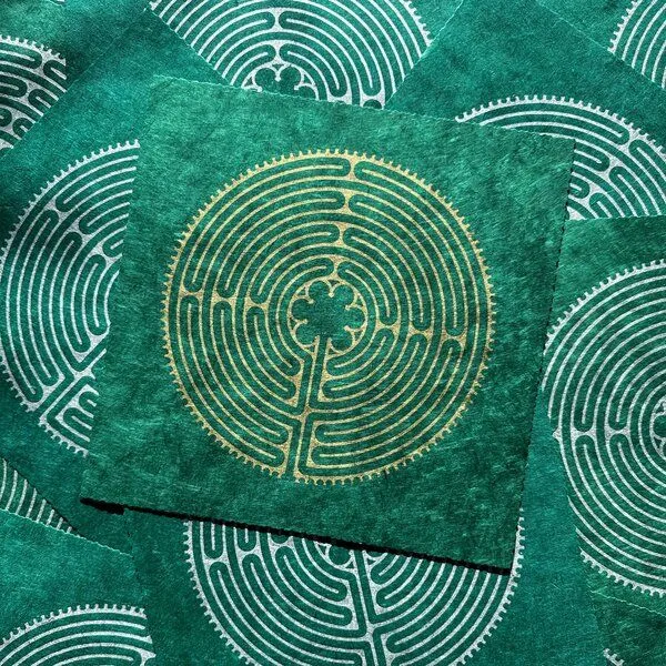 Veskor Cassiopeia Veskor Cassiopeia LABYRINTH VON CHARTRES der Kathedrale Notre-Dame Linoldruck | 22 × 22 cm | Smaragdgrün, Silber, – Produktbild 3 von 3