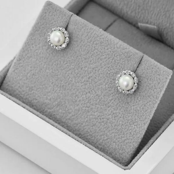 Eppi Eppi Silberne Halo-Ohrringe mit Diamanten und Perlen Arabella, Silber, – Produktbild 4 von 4