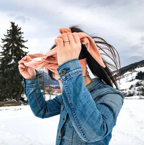 Liebe Deinen Planeten Liebe Deinen Planeten Samtband Bardot kurz Vielseitiger Samtschal zum binden für Kopf und Hals handgefertigt in Tirol, Peach, – Produktbild 3 von 3