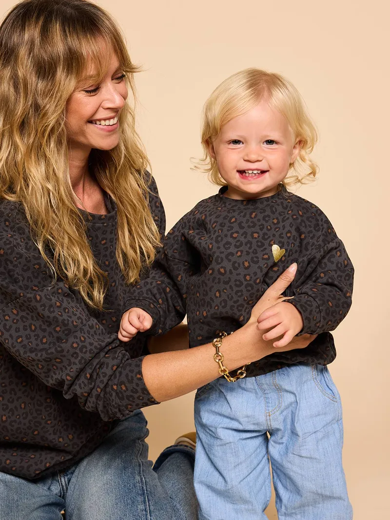 Envie De Fraise Baby-Sweatshirt mit Herz-Aufdruck aus der Mutter-Tochter-Kollektion LEOPARD ENVIE DE FRAISE, Dunkelgrau, – Produktbild 1 von 3