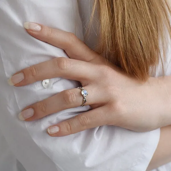 Eppi Eppi Romantischer Ring mit Mondstein und Diamanten Makena, Weiss, – Produktbild 3 von 4