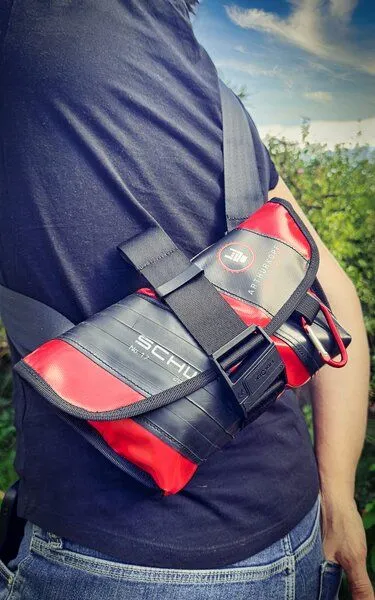 ARTHURKOPF ARTHURKOPF Upcycling Umhängetasche/Gürteltasche mit Fahrradschlauch, Schwarz, – Produktbild 4 von 4