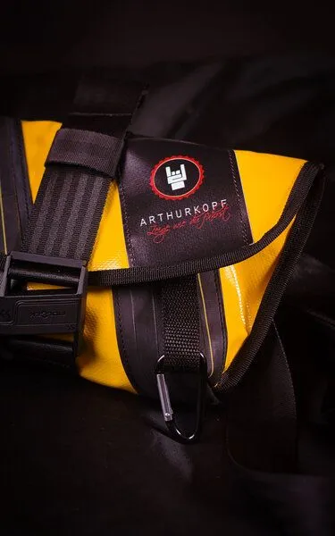 ARTHURKOPF ARTHURKOPF Upcycling Umhängetasche/Gürteltasche mit Fahrradschlauch, Gelb, – Produktbild 1 von 4