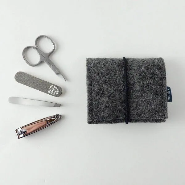 matilda k. manufaktur matilda k. manufaktur mini-maniküre-set 'jacob' (mit Nagelknipser) aus Wollfilz mit Rundgummi-Verschluß in vielen Farben, Dunkelgrau, – Produktbild 7 von 8
