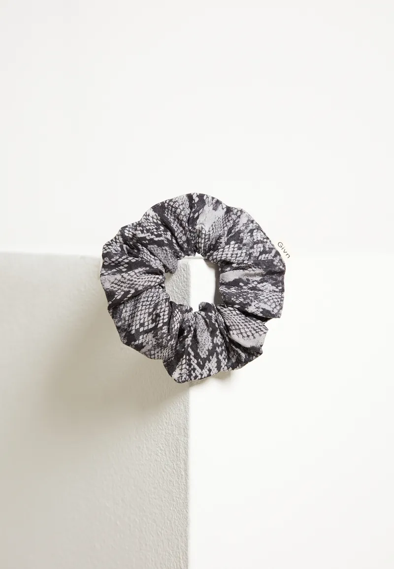 Givn Berlin Givn Berlin Tencel Scrunchie Modell: Sina, Black/grey (snake), – Produktbild 1 von 1