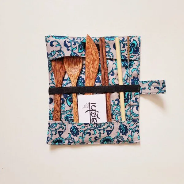 BAGHI BAGHI Reise Besteckset Coco/Bamboo 6-teilig in Bio-Baumwolltasche, Grau-blau, – Produktbild 1 von 3