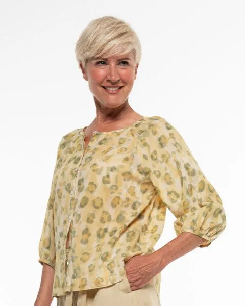 Alma & Lovis Alma & Lovis Stylische Sommerbluse aus feinster Bio-Baumwolle | Batist Print Raglanbluse, Pomelo (gelb), – Produktbild 3 von 4