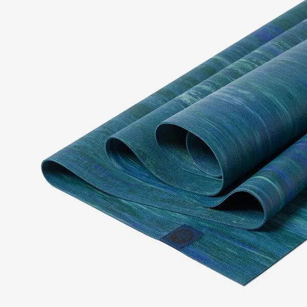 Manduka Manduka eKO SuperLite® Travel Mat Yogamatte, Blue toad marble (blau), – Produktbild 4 von 4