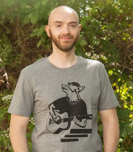 päfjes Frank Fuchs mit Gitarre - päfjes Bio Fair Wear Männer/Unisex T-Shirt, Grau, – Produktbild 1 von 4
