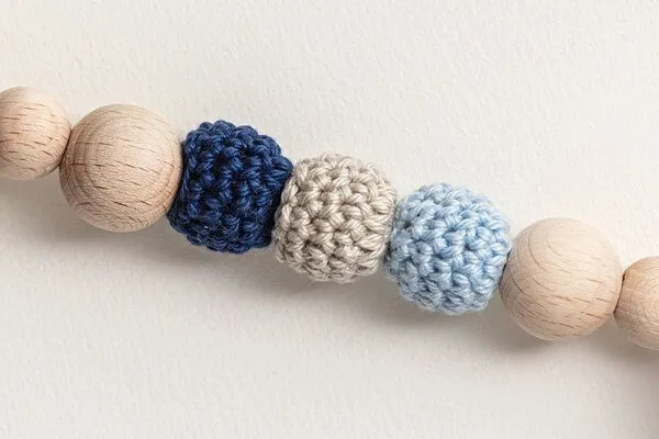 NoniKids Berlin NoniKids Berlin Schnullerkette Holz *Sternchen* 10 Farben I Bio Baumwollgarn I NoniKids, Blau | grau, – Produktbild 4 von 4