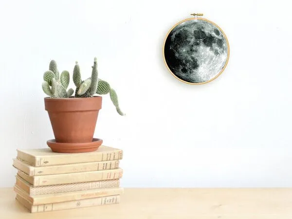 renna deluxe renna deluxe Mond im Stickrahmen als Bild – Produktbild 1 von 4